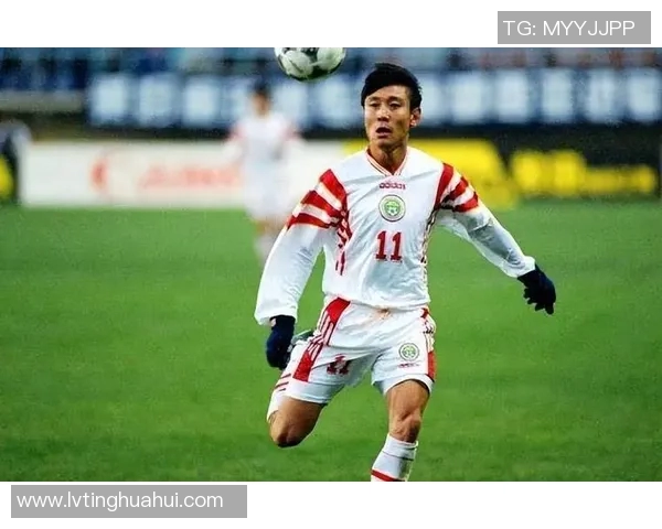 14号球衣足球明星前锋的传奇故事与辉煌成就解析