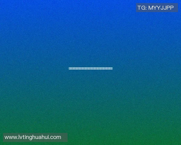 足球明星庆祝胜利拿奖杯尽情跳舞的视频记录了激情与荣耀的瞬间