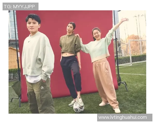 足球明星与时尚女孩的完美搭配手拿包展现独特魅力与风格