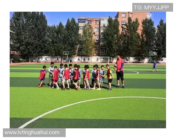 足球明星小身体女孩的可爱瞬间展现了运动与青春的完美结合